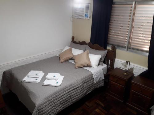 a bedroom with a bed with two towels on it at Hospedaje Del Centro in Paso de los Libres