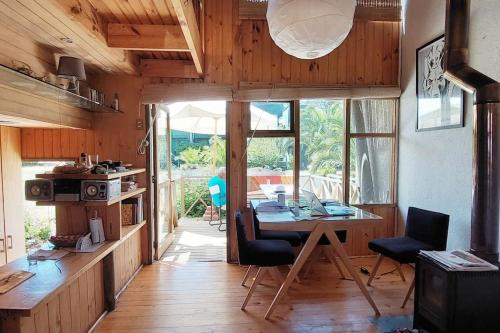 cocina con mesa y sillas en una habitación en Home Loft Pichilemu, en Pichilemu
