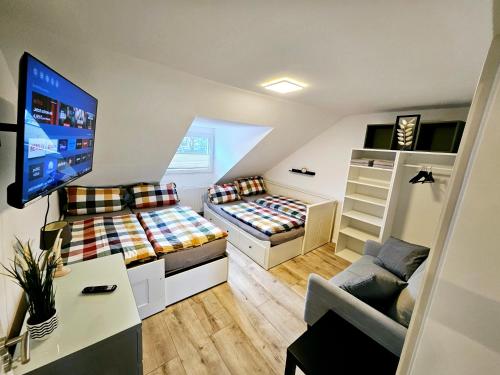 Kleines Zimmer mit 2 Betten und einem TV in der Unterkunft Pohl Fewo in Remscheid