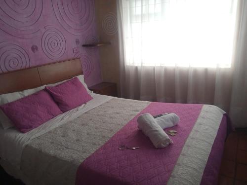سرير أو أسرّة في غرفة في La Posada Maxiruma