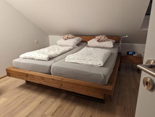 two twin beds in a room with wooden floors at Ferienwohnung Storchennest in Itzgrund-Kaltenbrunn in Kaltenbrunn