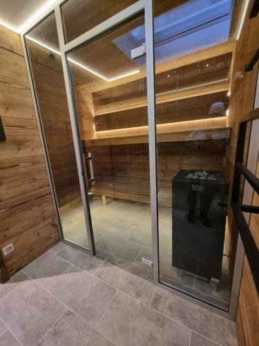 un sauna vide avec des parois en verre dans l'établissement Chalet Les 5 Sapins, à Les Allues