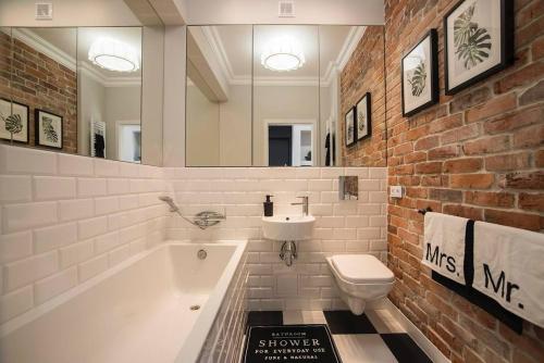 bagno con lavandino, vasca e servizi igienici di Modern Flat In The Centre - by HIK Apartments a Varsavia