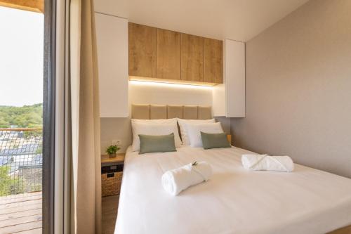 En eller flere senge i et værelse på Meditandia - Premium Mobile House