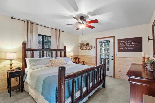 een slaapkamer met een bed en een plafondventilator bij Tranquil Getaway in the Pines! w/Fire Pit & Grill! in Indian Pine