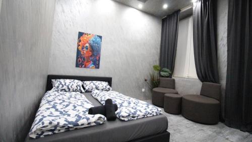 um quarto com uma cama e um quadro na parede em Family Studio in AKH Area em Viena