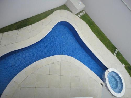 uma piscina com piso azul num edifício em Casa alto padrão em Socorro em Socorro