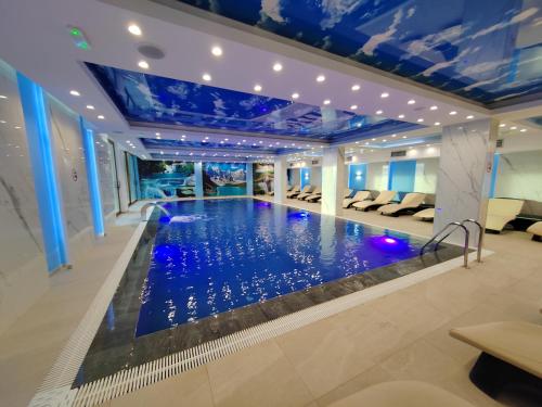 basen w pokoju hotelowym z niebieskim sufitem w obiekcie Geregs alibi - free Spa w mieście Kopaonik