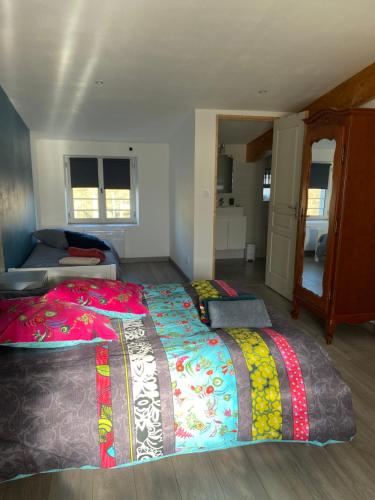 une chambre avec un grand lit dans une pièce dans l'établissement Gîte mitoyen gorges de la Monne - Olloix, à Olloix