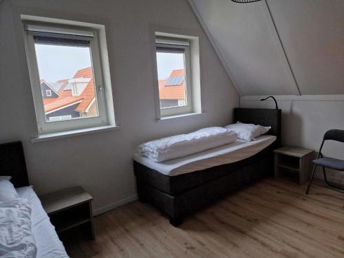 Postel nebo postele na pokoji v ubytování Modern Holiday Home in Scherpenisse with Garden