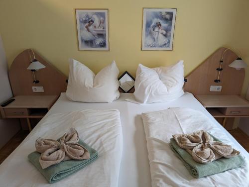 Una cama o camas en una habitación de Ferienwohnungen Garten Eden