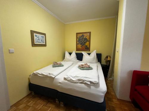 Una cama o camas en una habitación de Ferienwohnungen Garten Eden