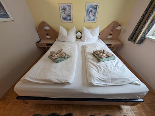 Una cama o camas en una habitación de Ferienwohnungen Garten Eden