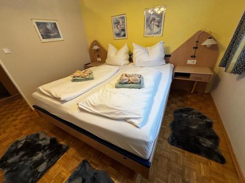 Una cama o camas en una habitación de Ferienwohnungen Garten Eden