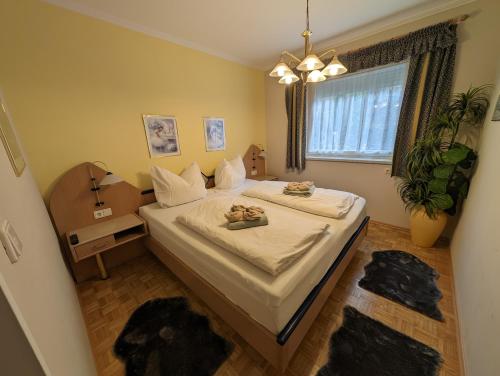 Una cama o camas en una habitación de Ferienwohnungen Garten Eden