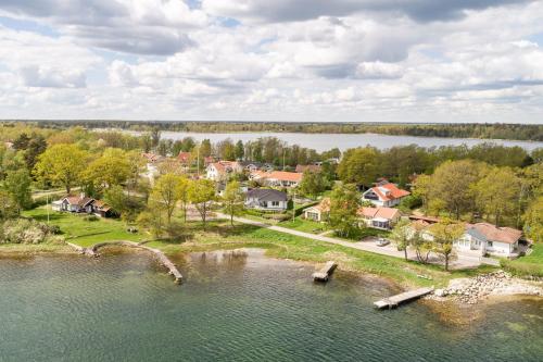 eine Luftansicht einer Stadt auf einem See in der Unterkunft Gästhus nära havet in Kalmar