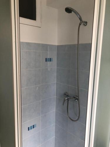 łazienka z prysznicem z głowicą prysznicową w obiekcie L’occitanine w mieście Capdenac-Gare