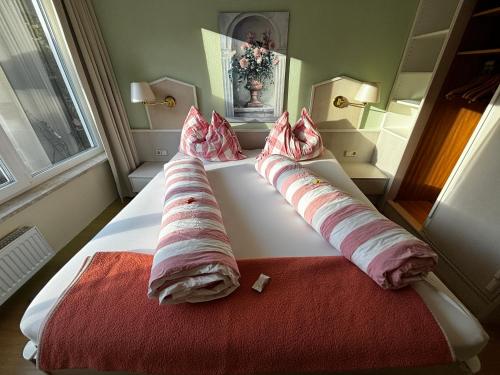 Una cama o camas en una habitación de Ferienwohnungen Garten Eden