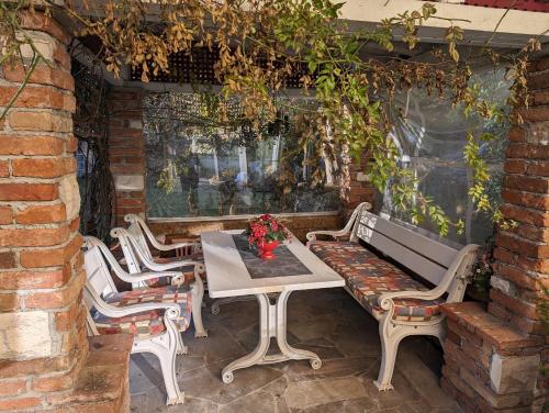 Un patio o zona al aire libre en Ferienwohnungen Garten Eden