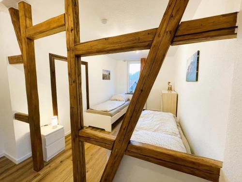 1 dormitorio con litera y espejo en Harzhaus Drei Hexen en Tanne