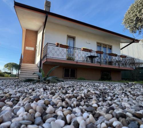 una gran pila de rocas delante de un edificio en Villa Gianfranca - sentiti come a casa, en Corno di Rosazzo