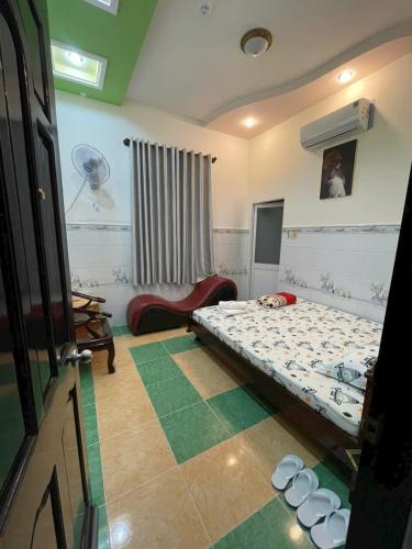 une chambre avec un lit dans l'angle d'une pièce dans l'établissement Nhà nghỉ Bình Minh, à Ấp Rạch Mẹo