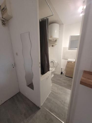 Bathroom sa Studio 1 - Rouen centre-ville