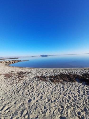 - une plage avec une grande étendue d'eau dans l'établissement Maison entre port et plage, à Mèze