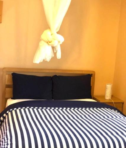 un animal de peluche está colgando sobre una cama en Sarf travelers motel, en Kasese