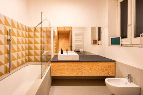 Kúpeľňa v ubytovaní Sartoria Cavour - Modern Sicilian Elegance in a Former Tailor Shop