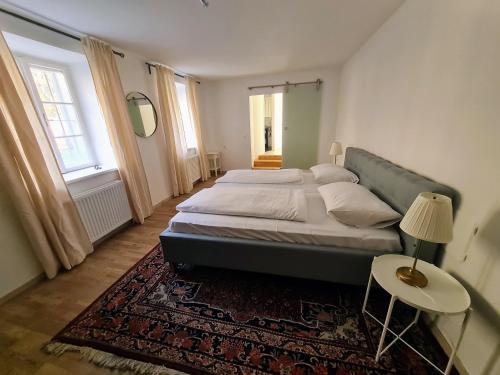 um quarto com uma cama grande e um tapete em The Cottage em Reichenau