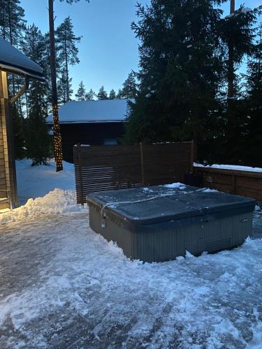 una vasca idromassaggio nella neve in un cortile di Villa Sappee a Sappee