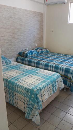 A bed or beds in a room at Quanto em pousada perto da crocobeach