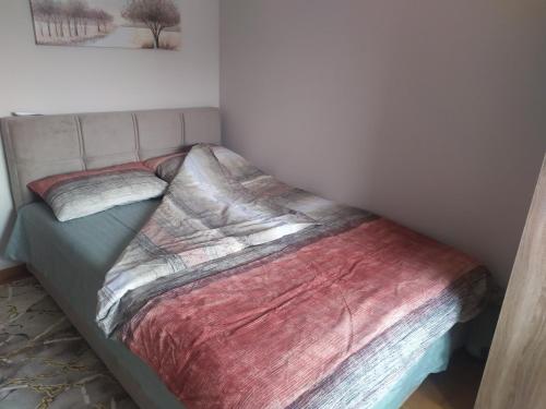 een bed in een hoek van een kamer bij Apartman S Pale in Pale