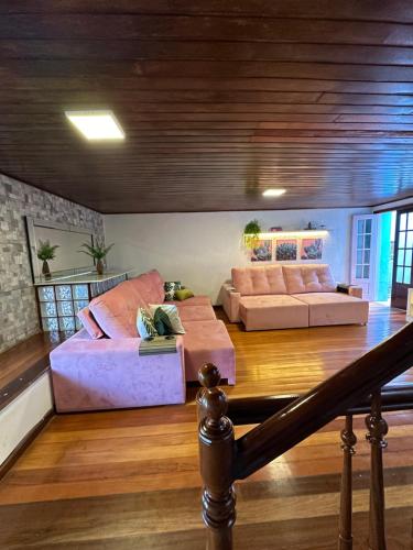 uma sala de estar com dois sofás e um sofá em 7 persons - 140 m2 - Sambódromo - LAPA - House - Casa - Netflix no Rio de Janeiro