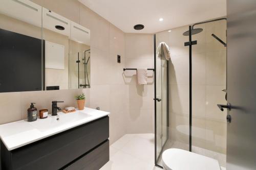 bagno con lavandino e doccia di West Coast Apartments Aalesund ad Ålesund