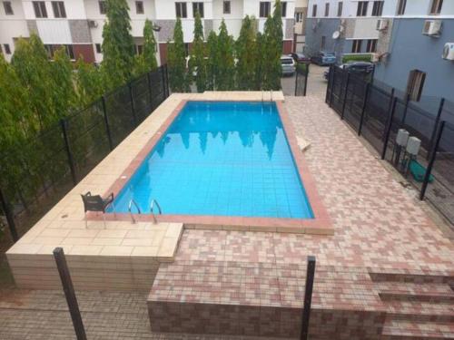 uma piscina com um gato sentado ao lado em Unit i2 City House (Sleeps 6) em Lagos