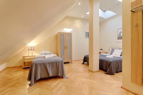 um quarto com 2 camas num sótão em Prague Duplex 2BR Apart w. AC in New Town em Praga