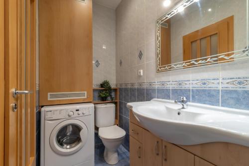 uma casa de banho com um lavatório e uma máquina de lavar roupa em Prague Duplex 2BR Apart w. AC in New Town em Praga