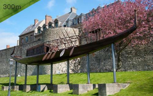 ein großes Boot vor einem Schloss in der Unterkunft Le Charme des Remparts Boulonnais in Boulogne-sur-Mer