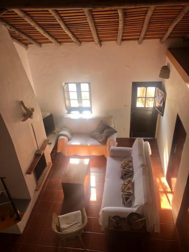 Moita dos Ferreiros的住宿－O Casal das Loureiras，一间设有两张床和一张沙发的房间