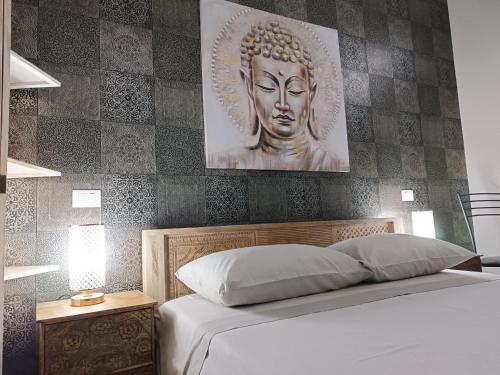 1 dormitorio con 1 cama con una estatua en la pared en Villa Matilde Ravenna, en Rávena