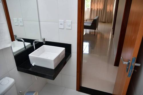 圣阿马鲁Casa das Dunas Residence até 8 pessoas (apto 3)的带白色水槽和镜子的浴室