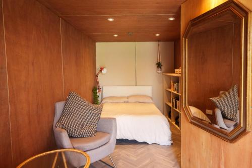 1 dormitorio pequeño con 1 cama y 1 silla en Baggies No.2 en Brighton & Hove