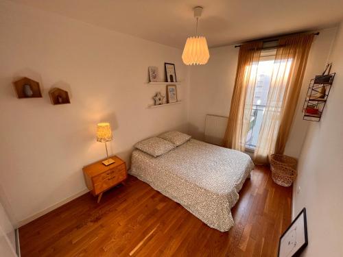 Un pat sau paturi într-o cameră la Appartement T3 Cosy Tête d'Or