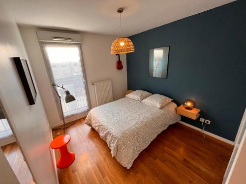 a small bedroom with a bed and a window at Appartement T3 Cosy Tête d'Or in Villeurbanne