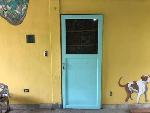 IstmitoBirds Nest Studio Apartment的站在门前的狗