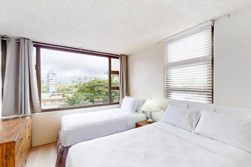 Waikiki Banyan 613_2