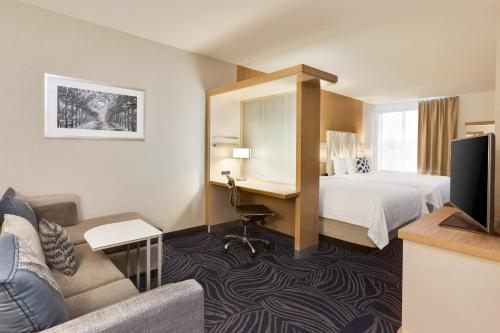 SpringHill Suites by Marriott Paso Robles Atascaderoにあるベッド