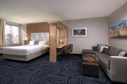 Habitación de hotel con cama y sofá en SpringHill Suites by Marriott Paso Robles Atascadero, en Atascadero